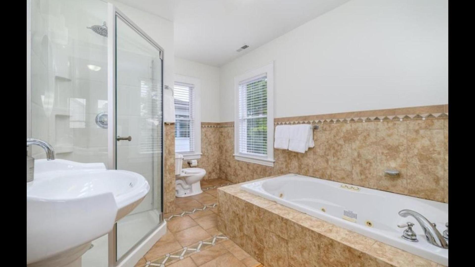 ברידג'פורט Black Rock Home - 4 Bed - Jacuzzi Bath - Beach מראה חיצוני תמונה